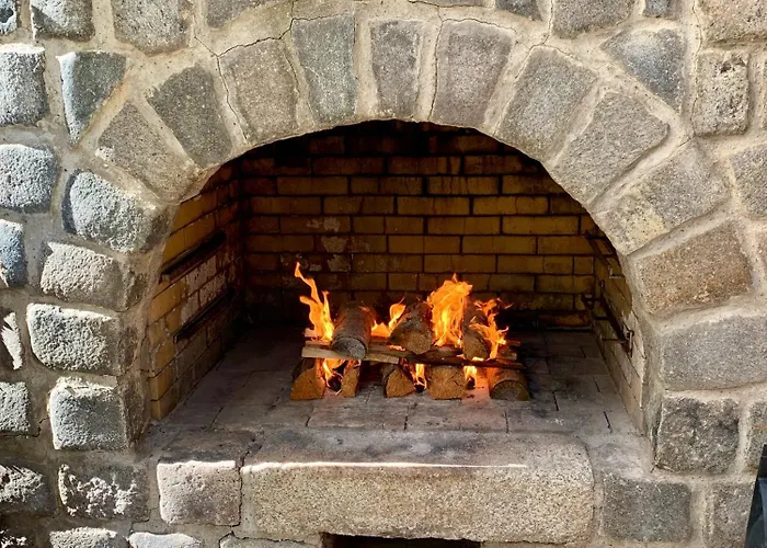 Mit Pool Und Grillplatz In *